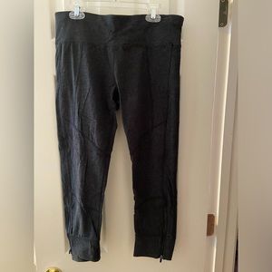 Calvin Klein Performance Dark Gray Capri Leggings Size L